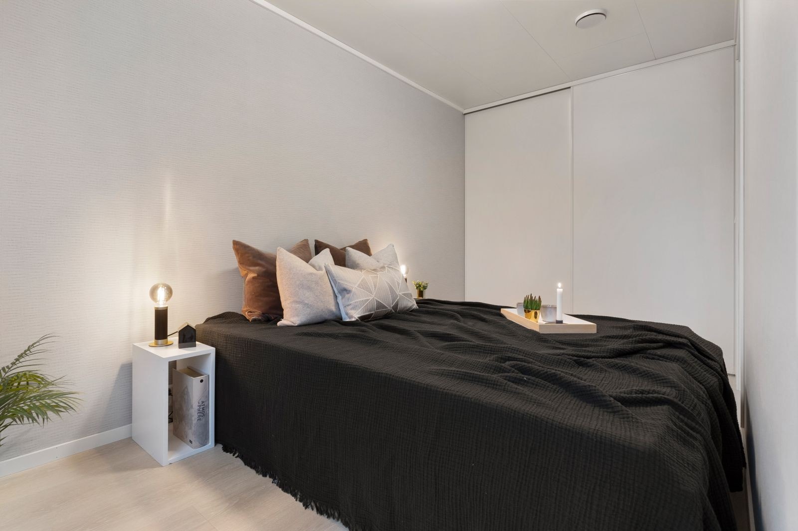 Soverom med skyvedørsgarderobe. Galleribilde