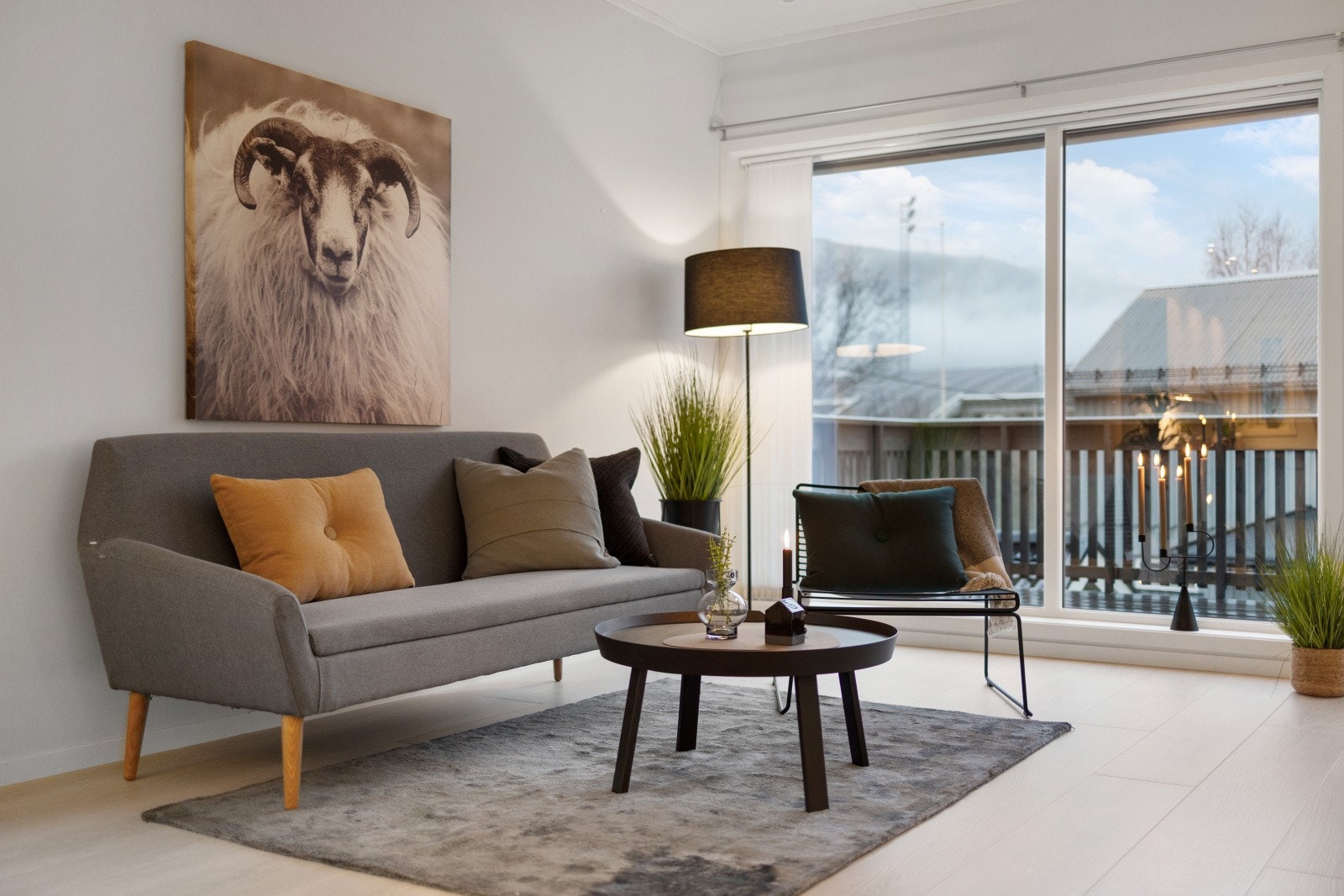 Store vindusflater mot verandaen på ca. 10kvm. Sensorstyrt solavskjerming i stuevinduene. Galleribilde