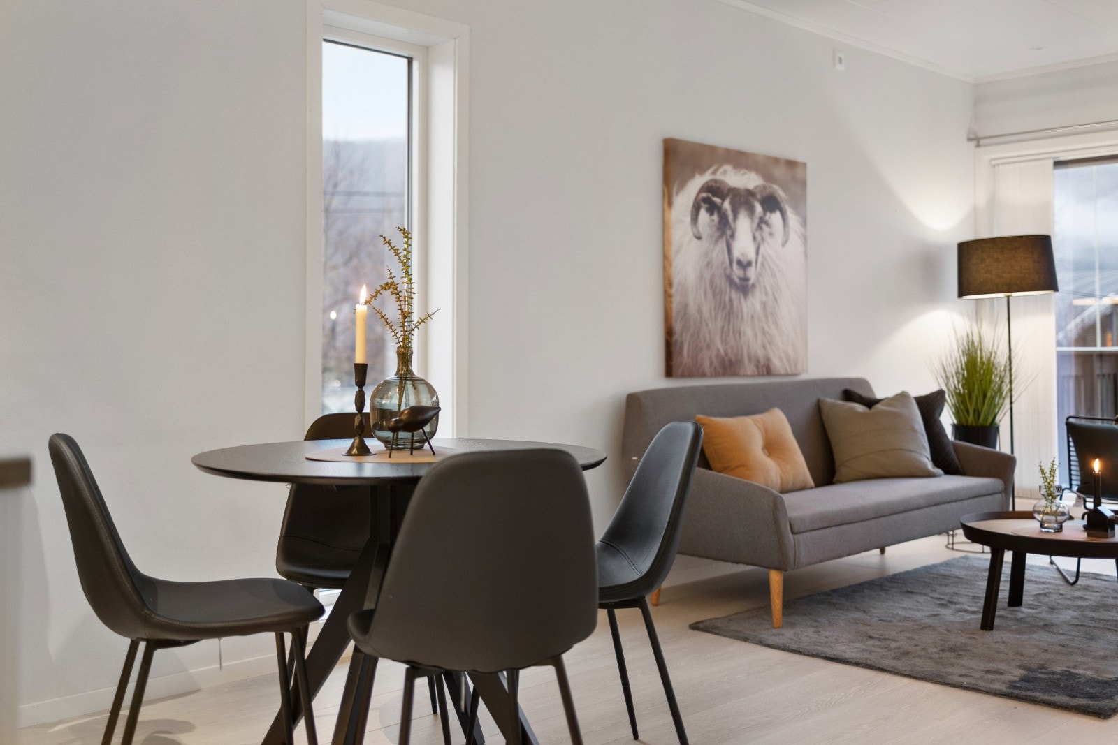 Spisestue. Legg merke til det stående vinduet, som gir god lysinngang til leiligheten. Morgensolen står opp på denne siden. Galleribilde