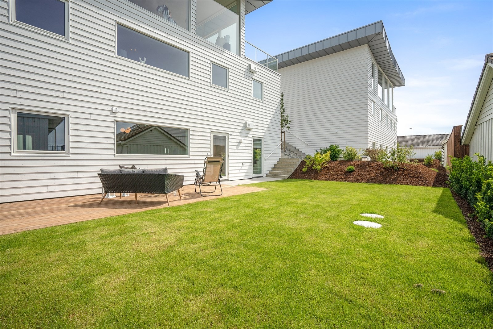 Luftig hage og terrasse Galleribilde