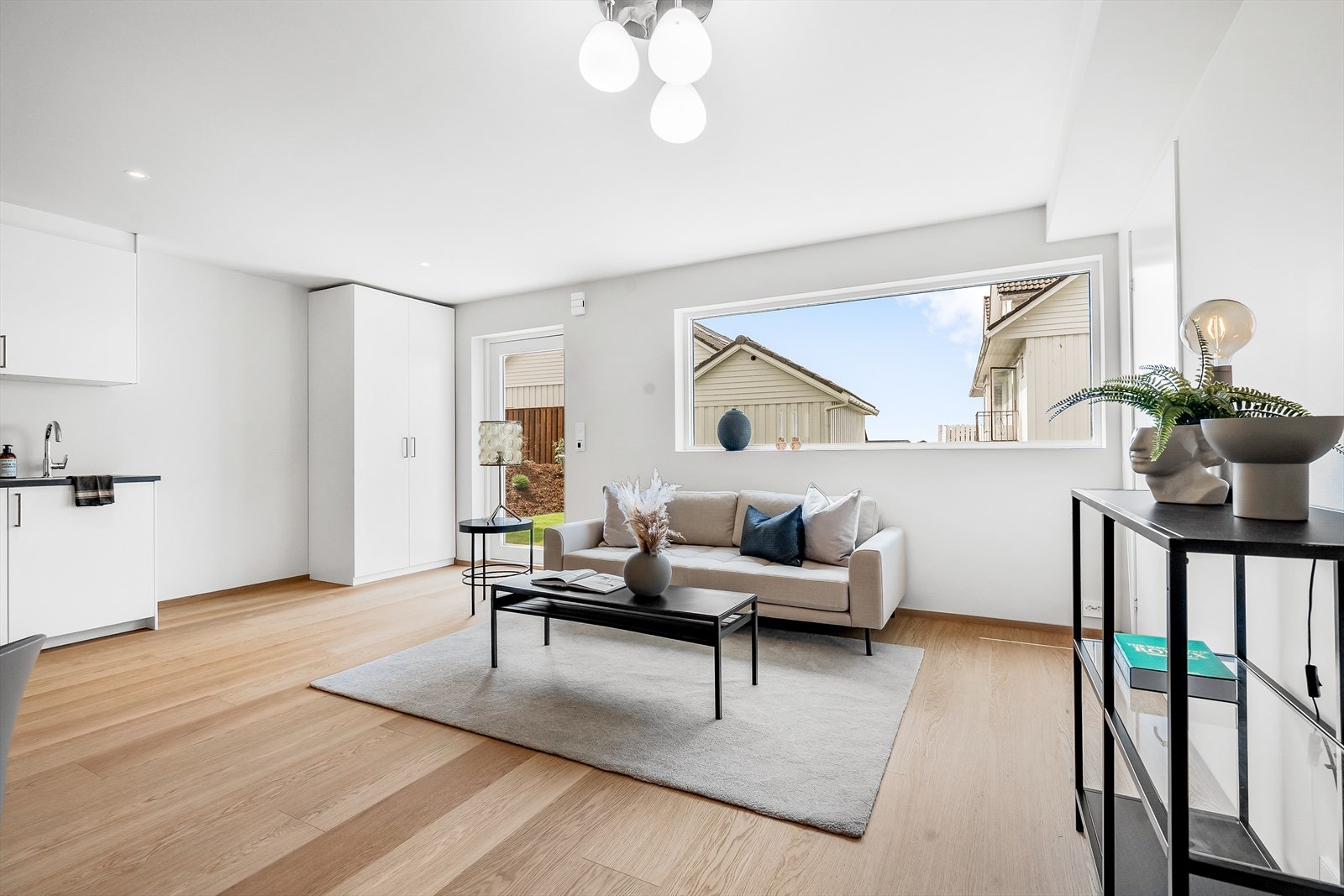 Luftig utleiedel med direkte tilkomst fra hageside Galleribilde