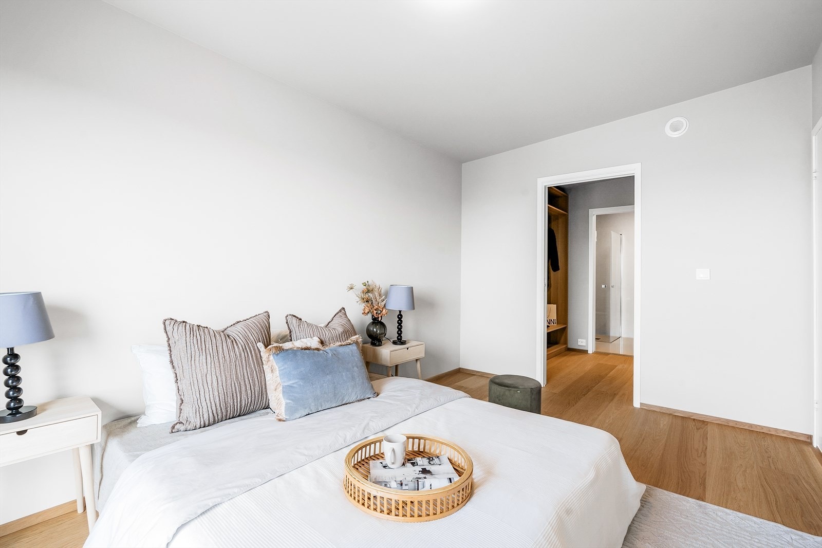 En suite har stor garderobe med god plass til klær og med gjennomgang til tilhørende bad Galleribilde