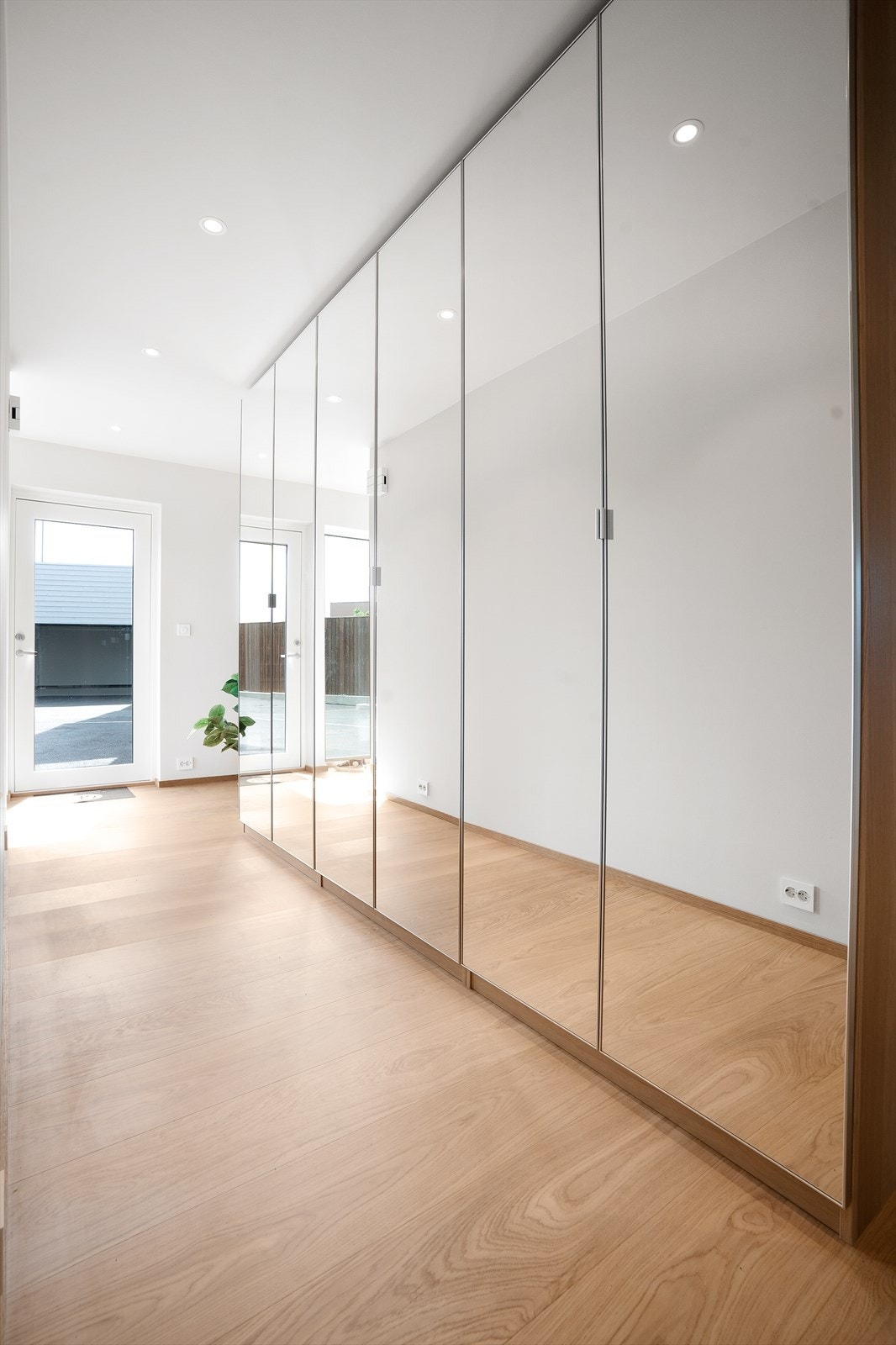 Inngangsparti har garderobeskap med speil Galleribilde