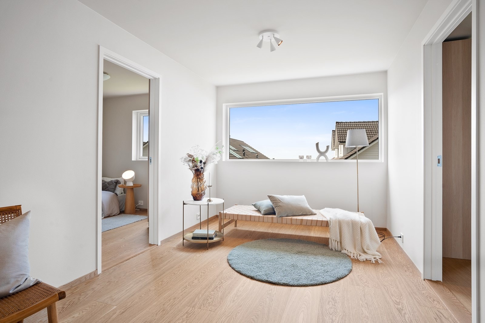 Lys og fin stue tilknyttet soverommene i 1. etasje Galleribilde