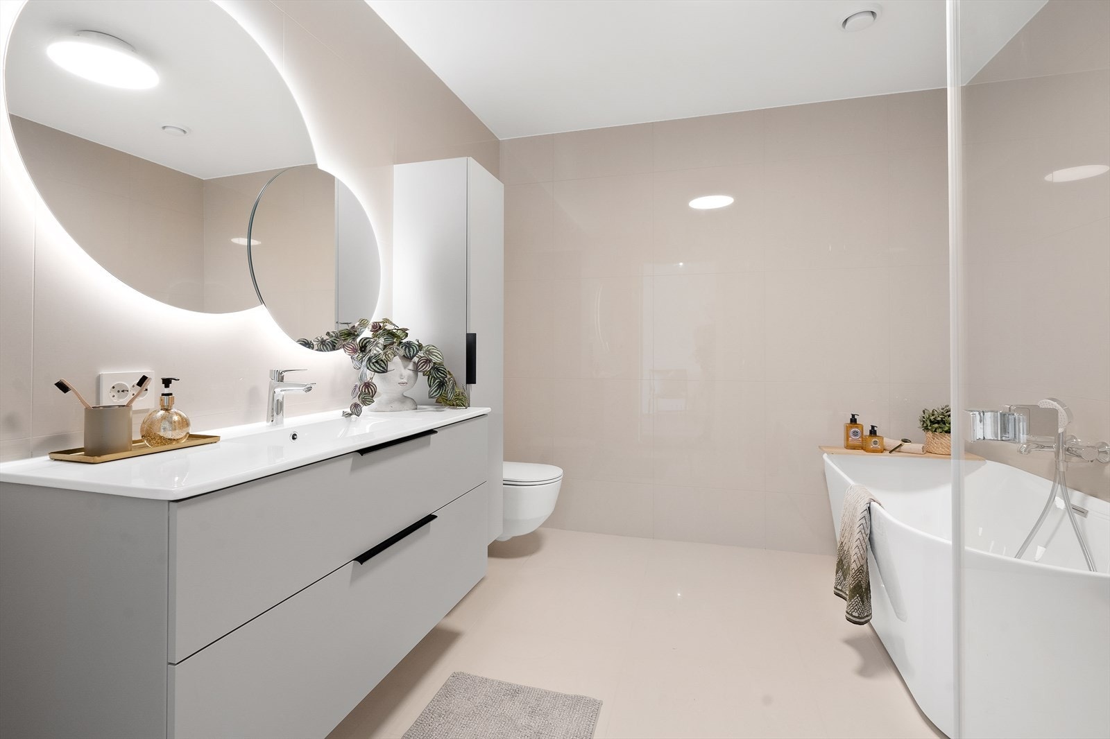 Stor bad i 1 etasjen med dusjhjørne og badekar Galleribilde