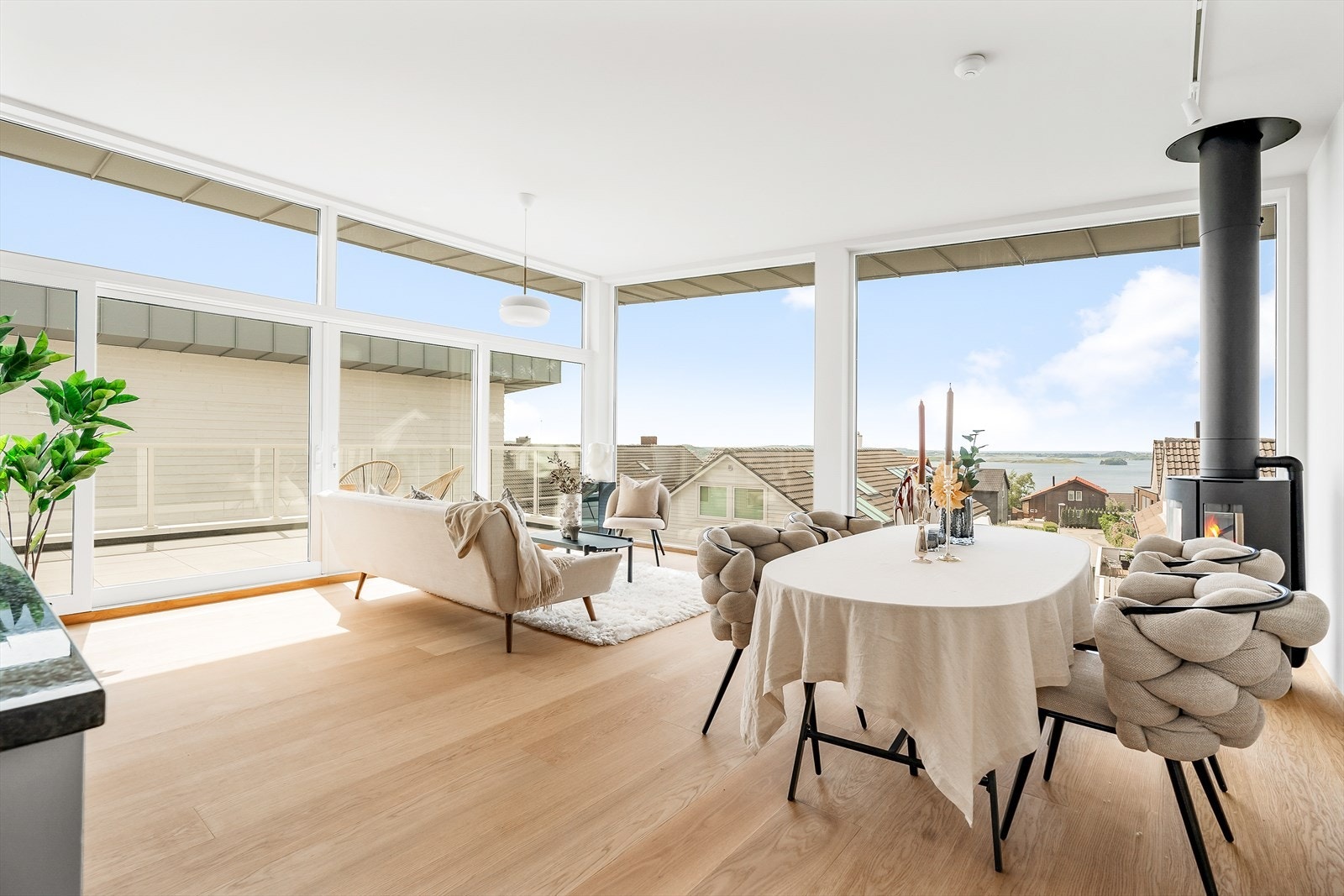 Stor åpen stue med nydelig utsikt Galleribilde