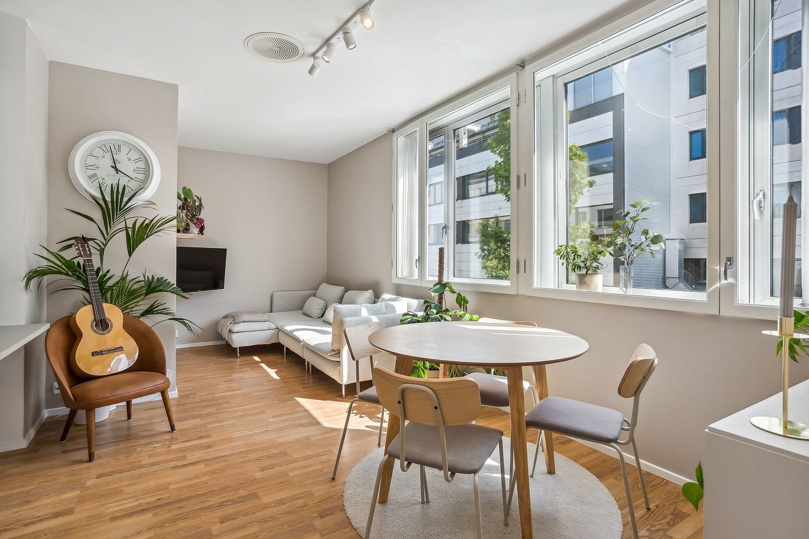 Fin stue med plass til sofa og spisebord. Galleribilde