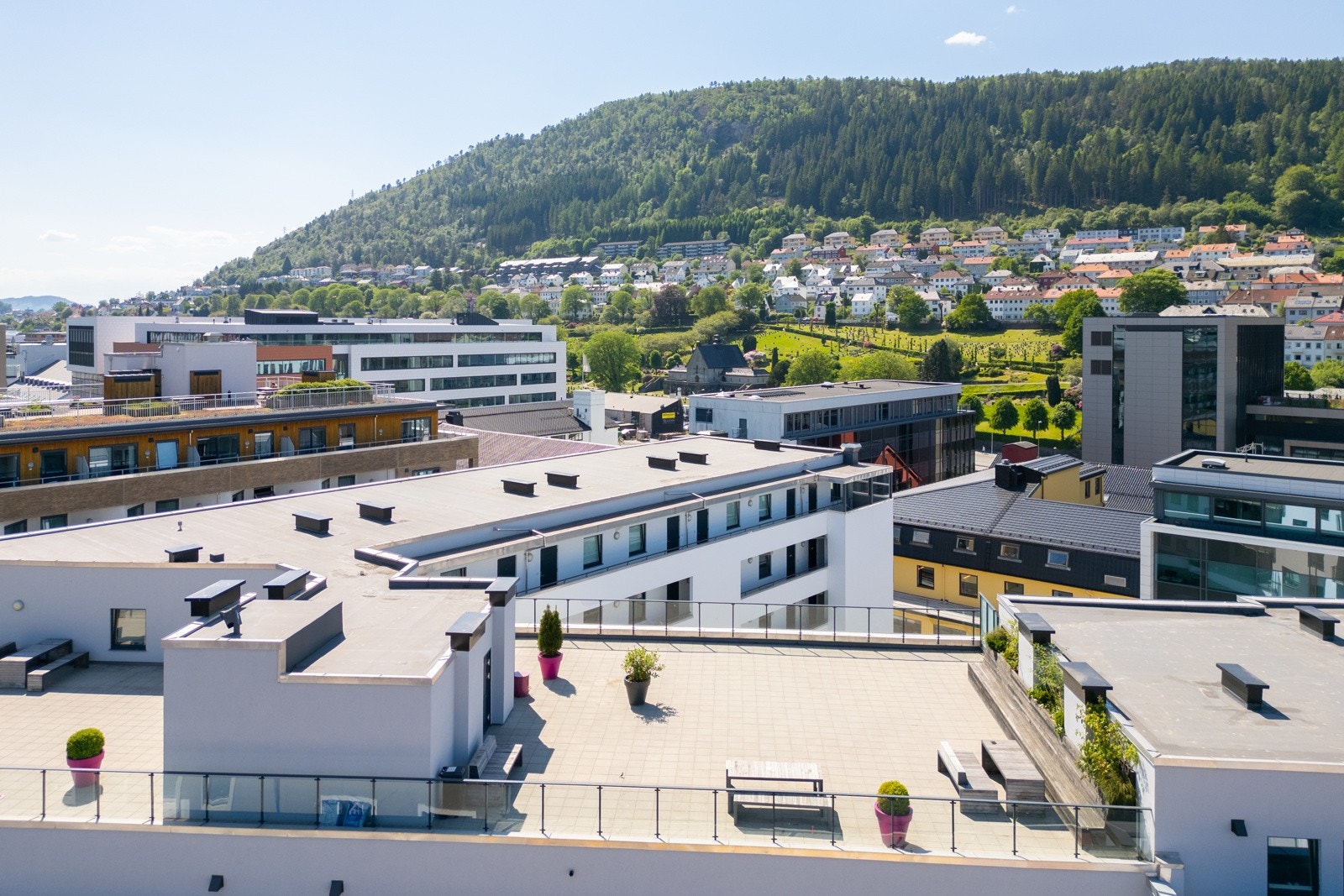Borettslaget har to takterasser i 6. etasje med svært gode solforhold, samt en liten lekeplass på baksiden av bygget . Galleribilde