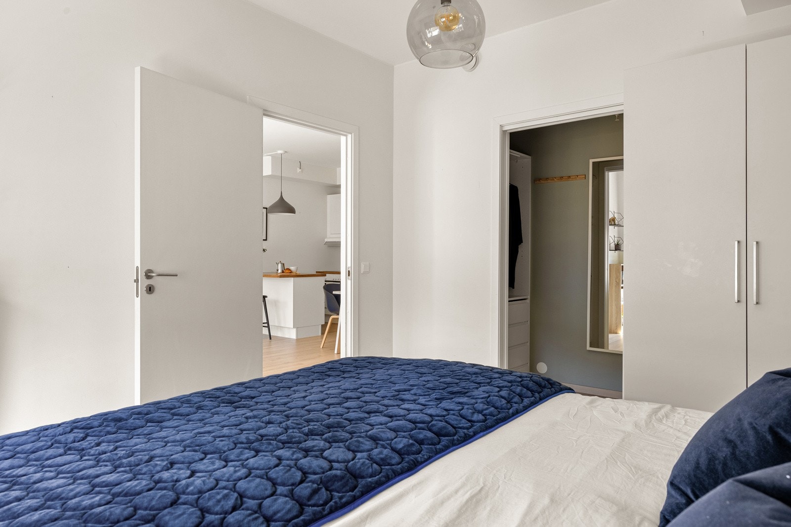Fra hovedsoverommet er det tilkomst til en garderobe på 3,3 kvm med god lagringsplass for klær. Galleribilde