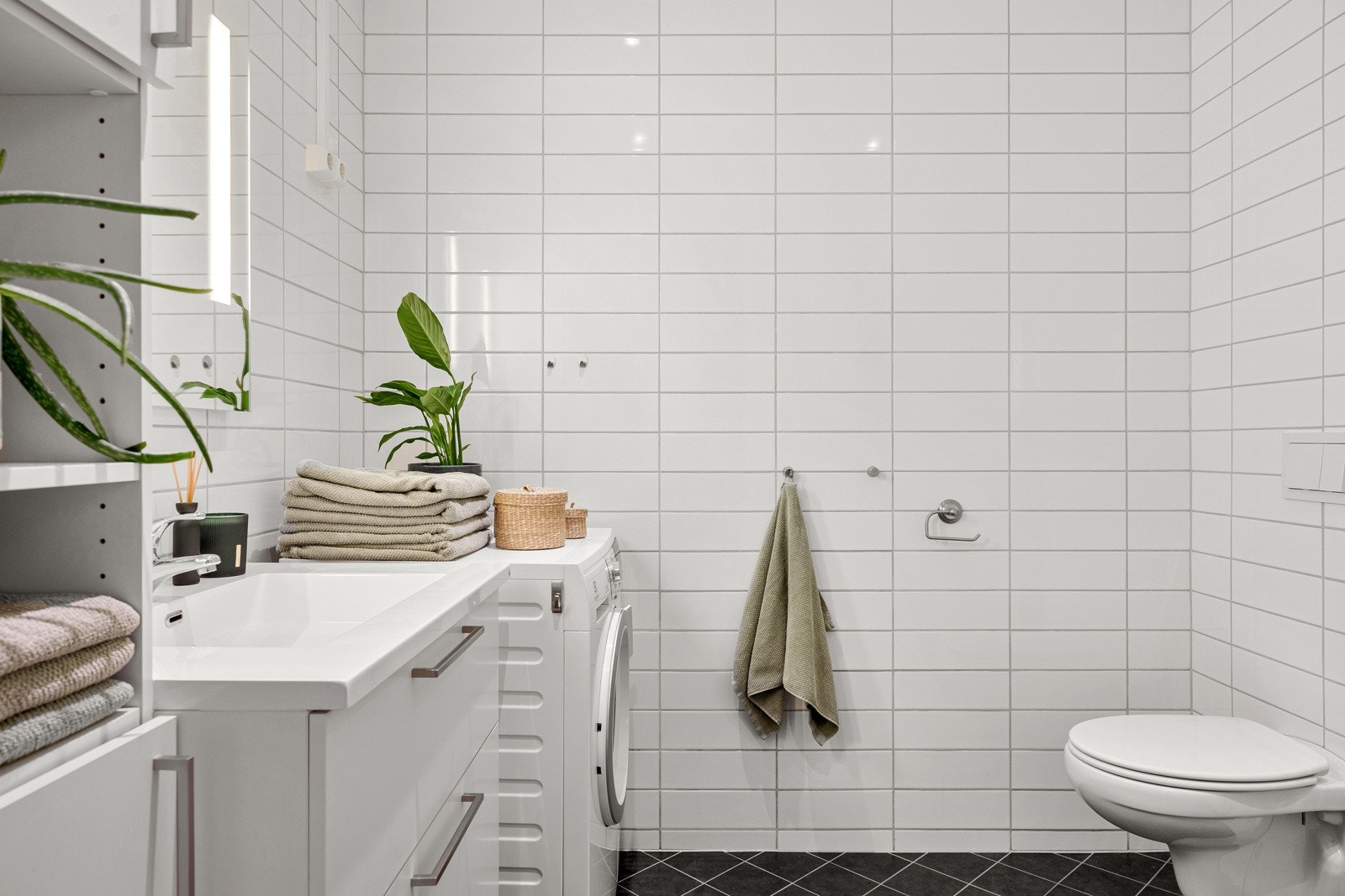 Badet ligger på høyre side av entréen og måler 4 kvm. Galleribilde