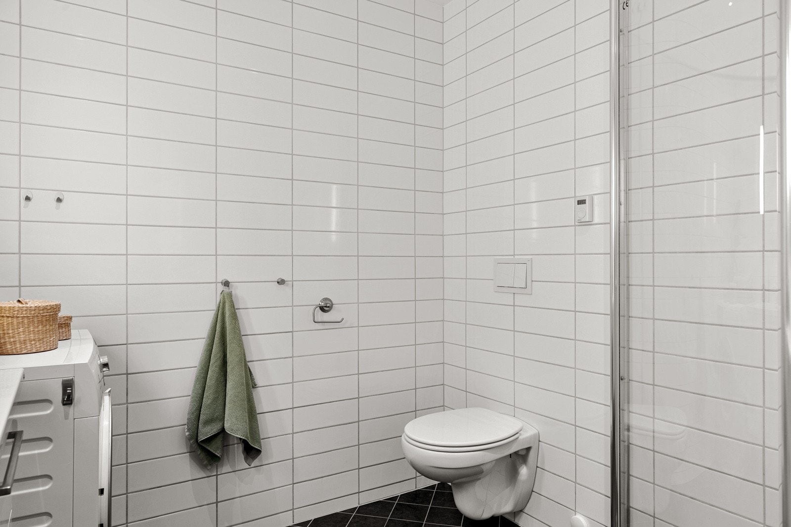 Badet er helfliset med innfelte downlights i himling og vannbåren gulvvarme. Galleribilde