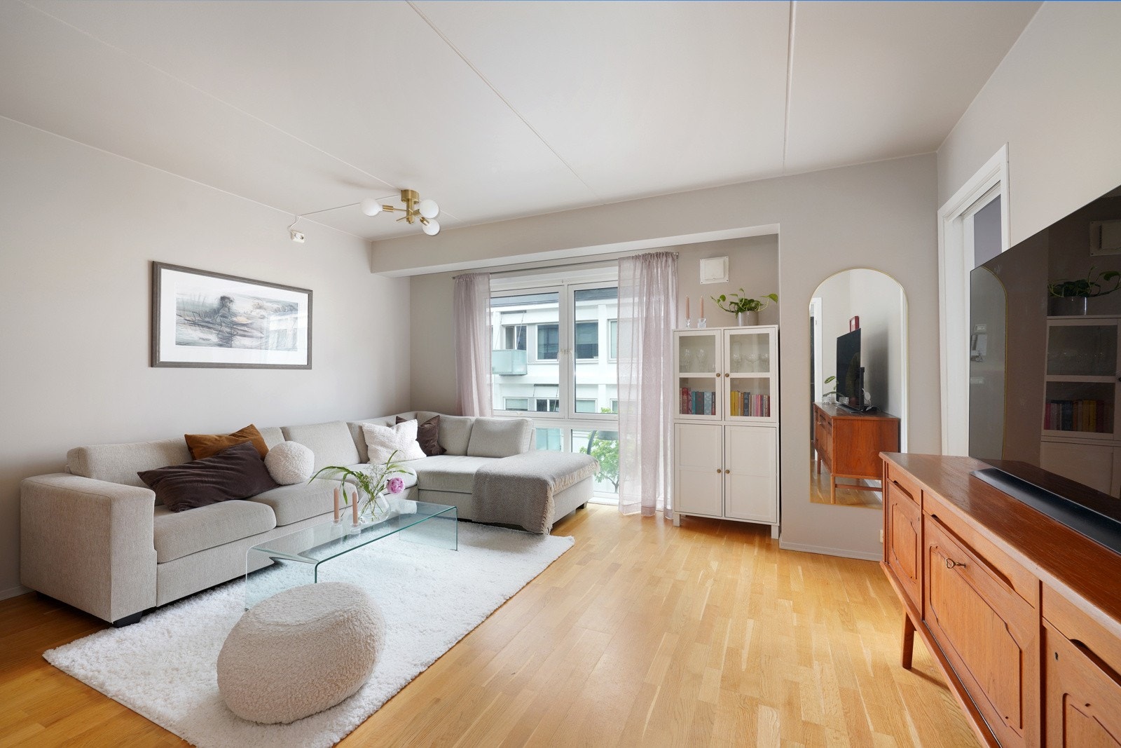 Store vinuder slipper inn mye naturlig lys i stuen. Galleribilde