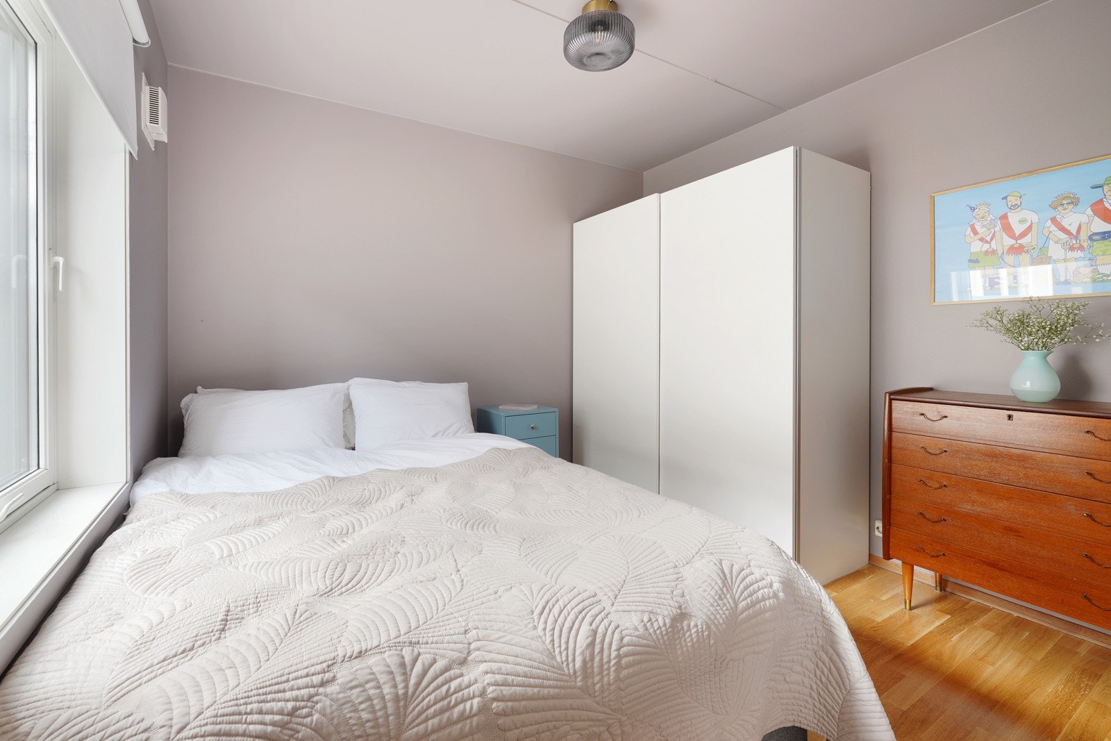 Arealeffektivt soverom med plass til både dobbeltseng, garderobeskap og kommode. Galleribilde