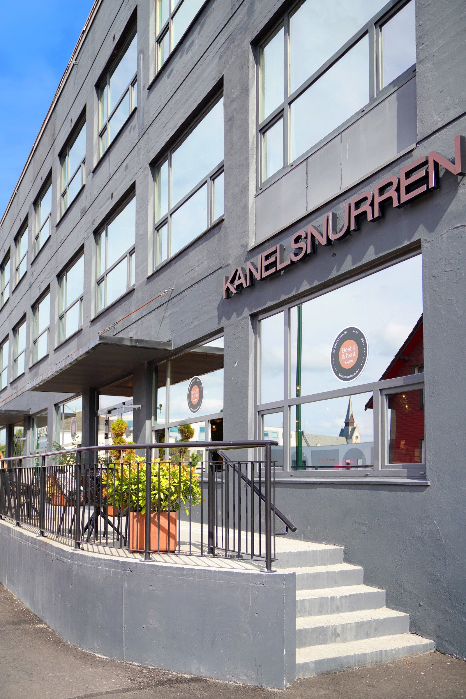 Varmt brød søndags morgen? Kanelsnurren ligger bare noen minutters gange unna. Galleribilde