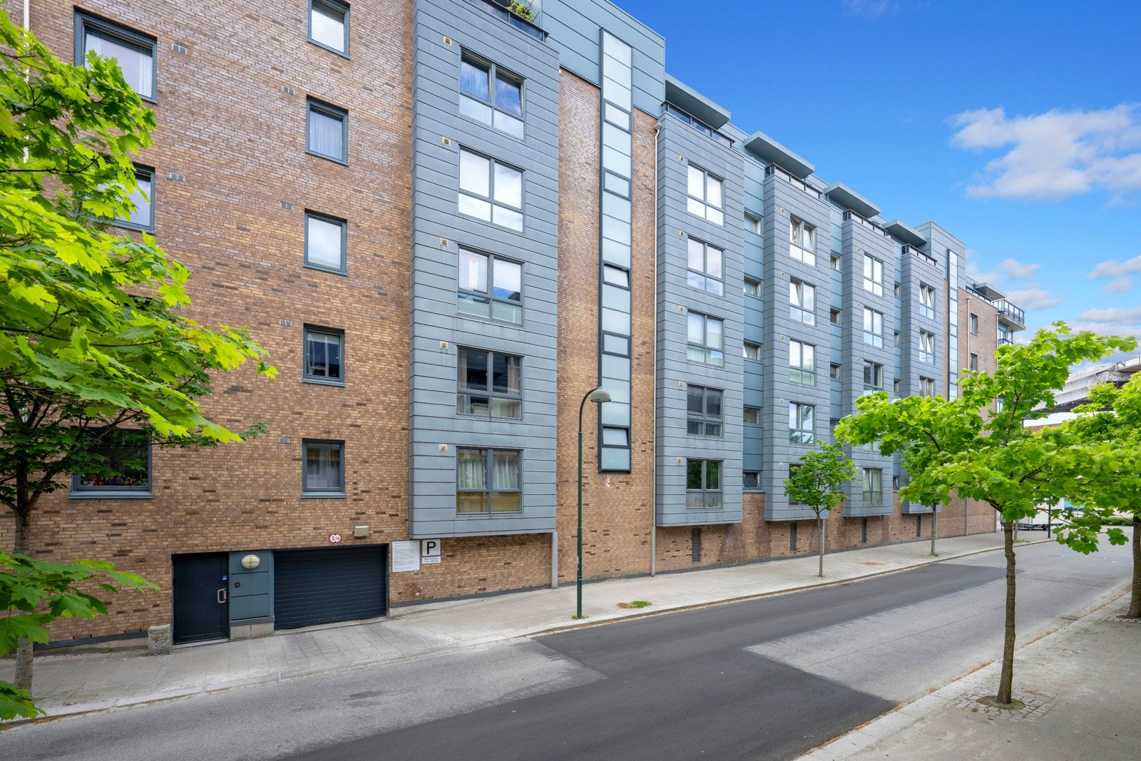 Parkering i lukket anlegg med mulighet for el-billading. Galleribilde