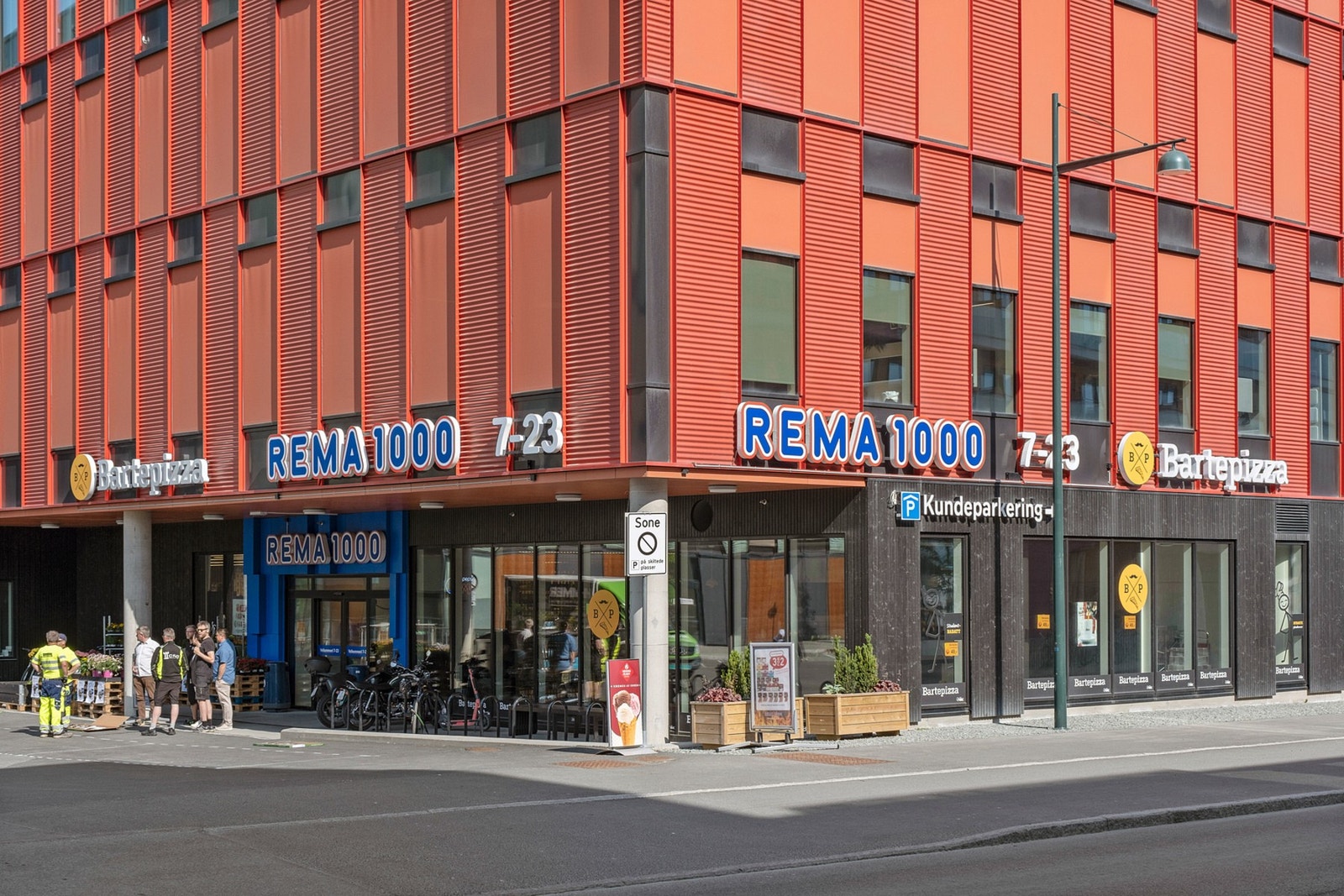 Rema 1000 og Bartepizza ligger på andre siden av veien Galleribilde