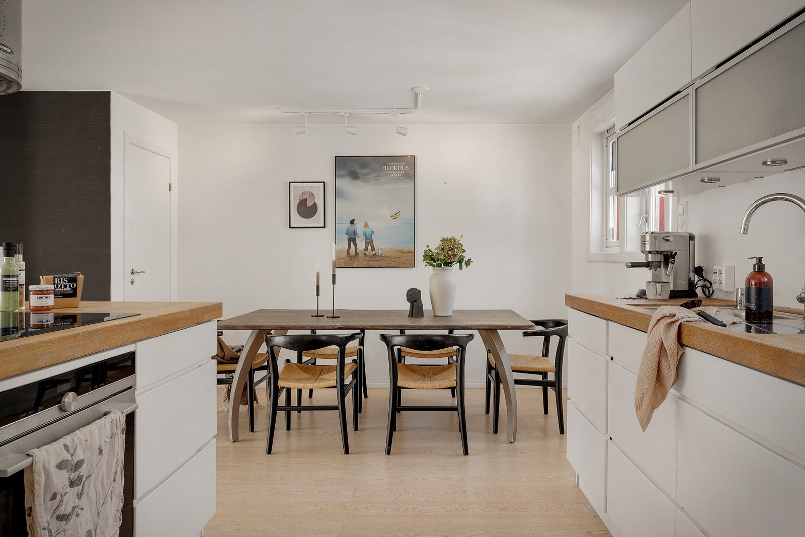 På byggemeldte tegninger er det tegnet inn et ekstra soverom der langbordet står i dag. Galleribilde