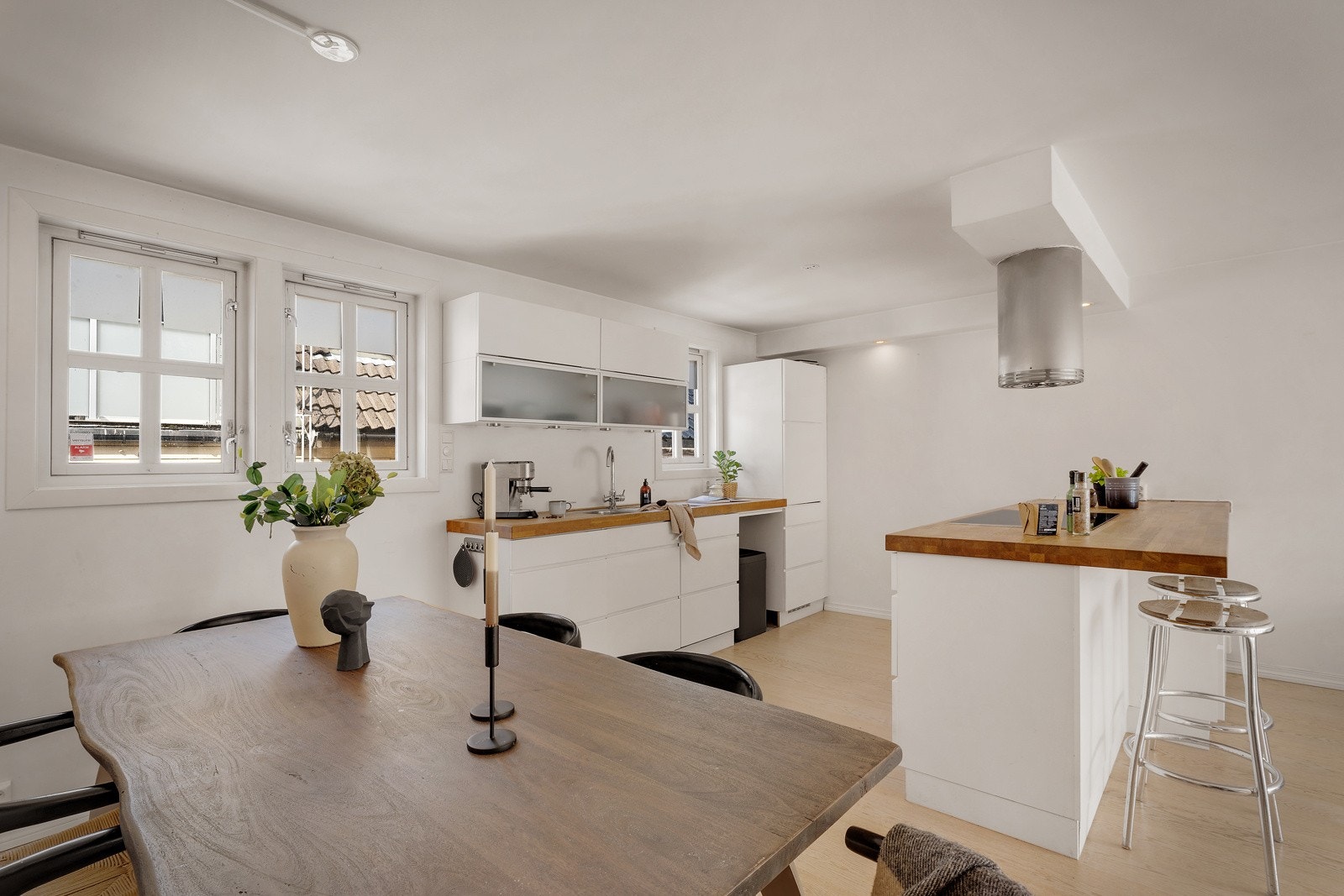 Det er god plass til langbord ved kjøkkenet. Galleribilde