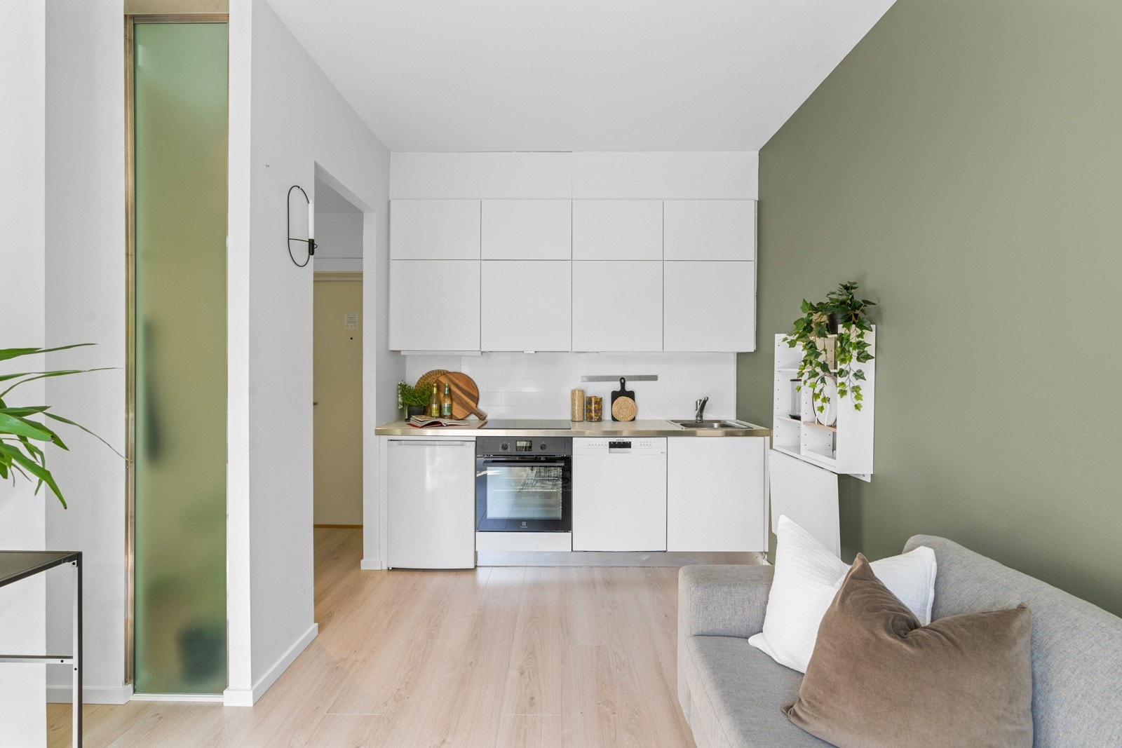 Tidløs og moderne kjøkkeninnredning med glatte fronter, laminat benkeplate med stålkant, nedfelt oppvaskkum i rustfritt stål. Galleribilde
