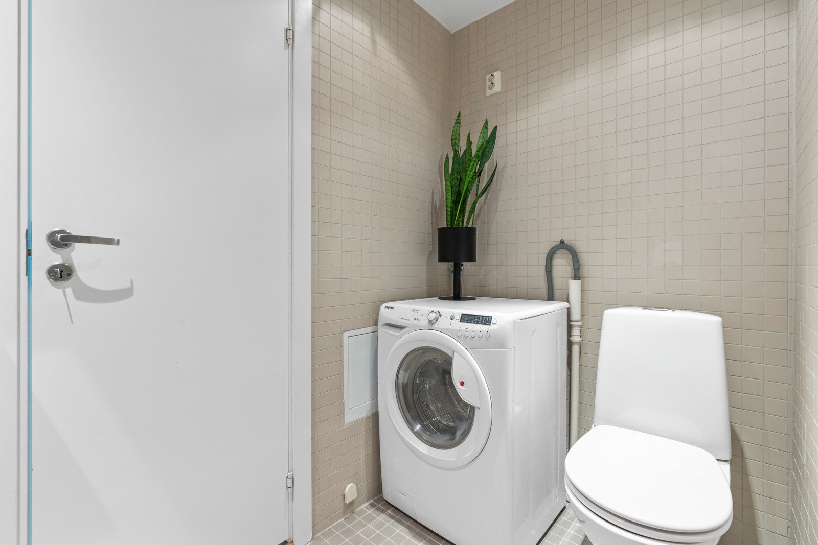 Badet har innfellbare rette dusjvegger for plassbesvarelse, dusjgarnityr med regnfallsdusj og hånddusj. Opplegg for vaskemaskin. Galleribilde