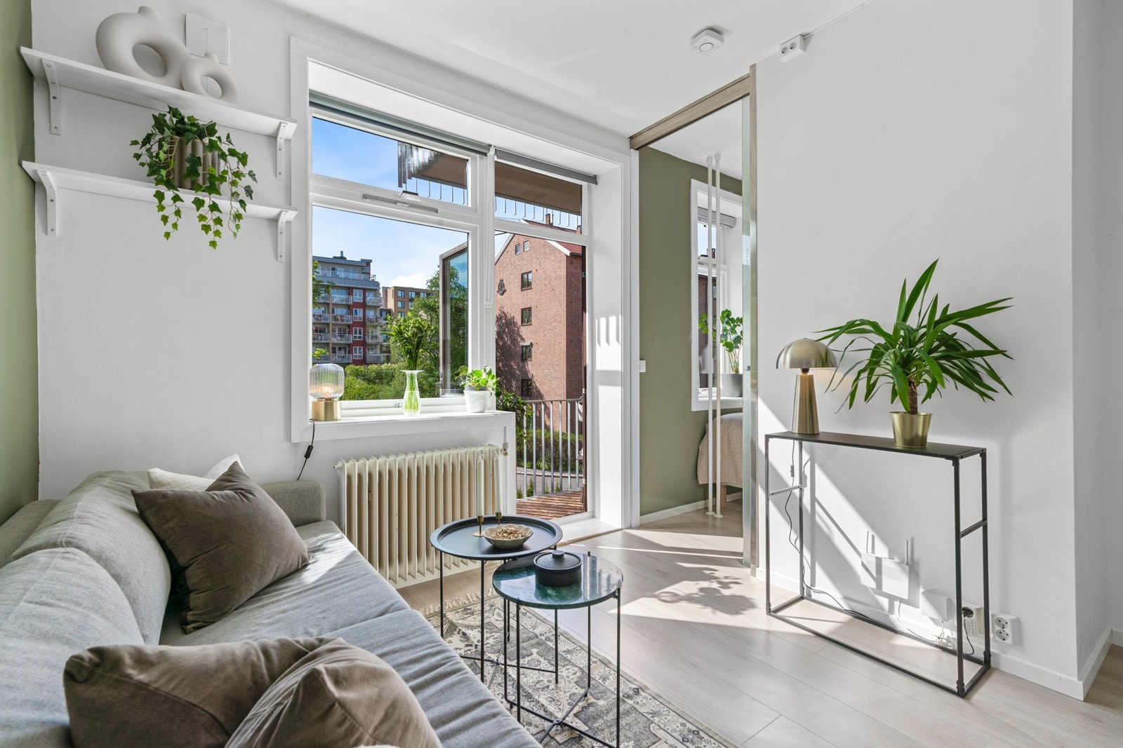 Plass til balkongmøblement. Det er tillatt med gass- og elektrisk grill på balkongen. Galleribilde