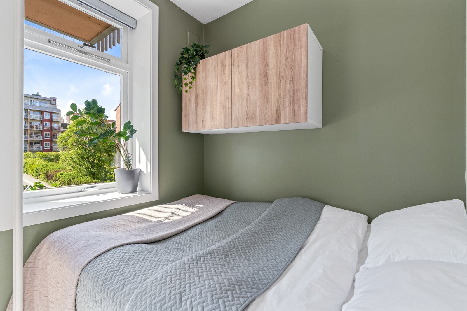 Plass for oppbevaring i vegghengt skap. Galleribilde