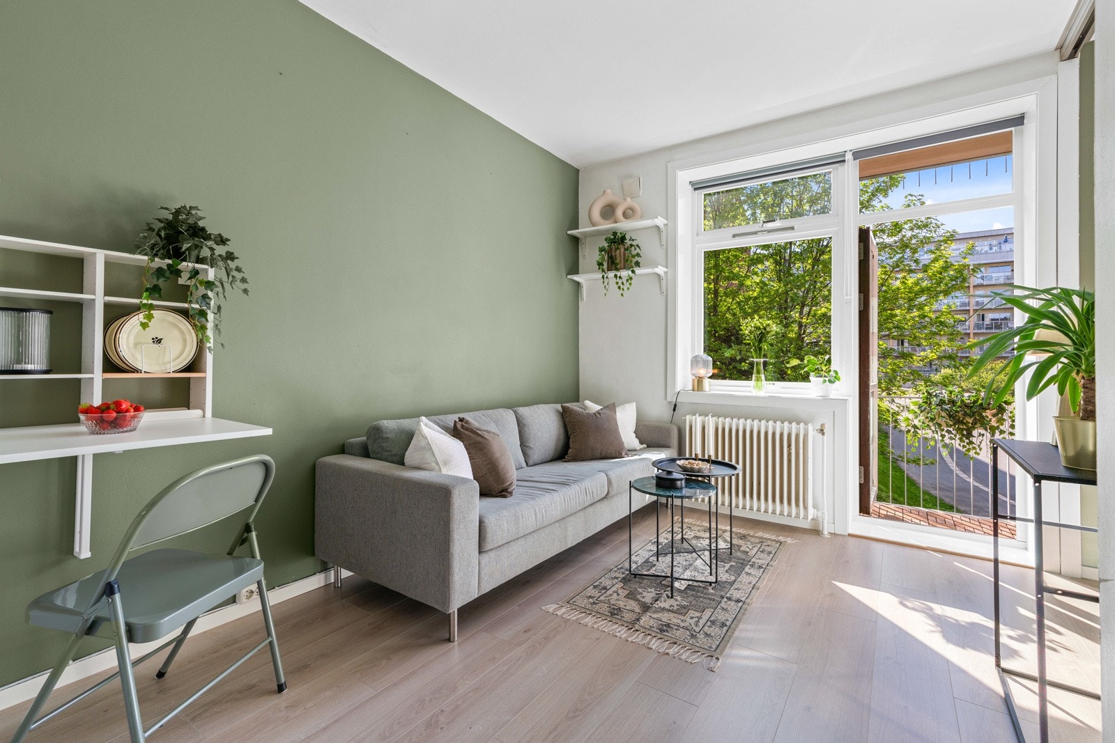 Boligen fremstår som lys og innbydende med gode lysforhold fra store vindusflater. Galleribilde