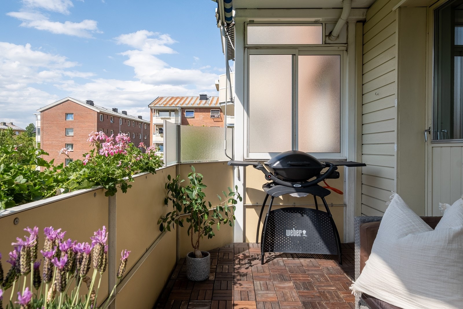 Grilling på balkong med godkjent elektrisk eller gassdrevet grill tillates. Galleribilde