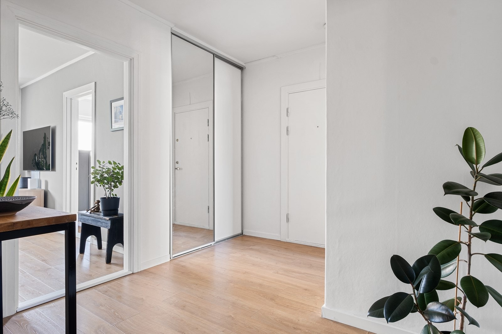 God plass til sko og yttertøy i skyvedørsgarderobe. Galleribilde