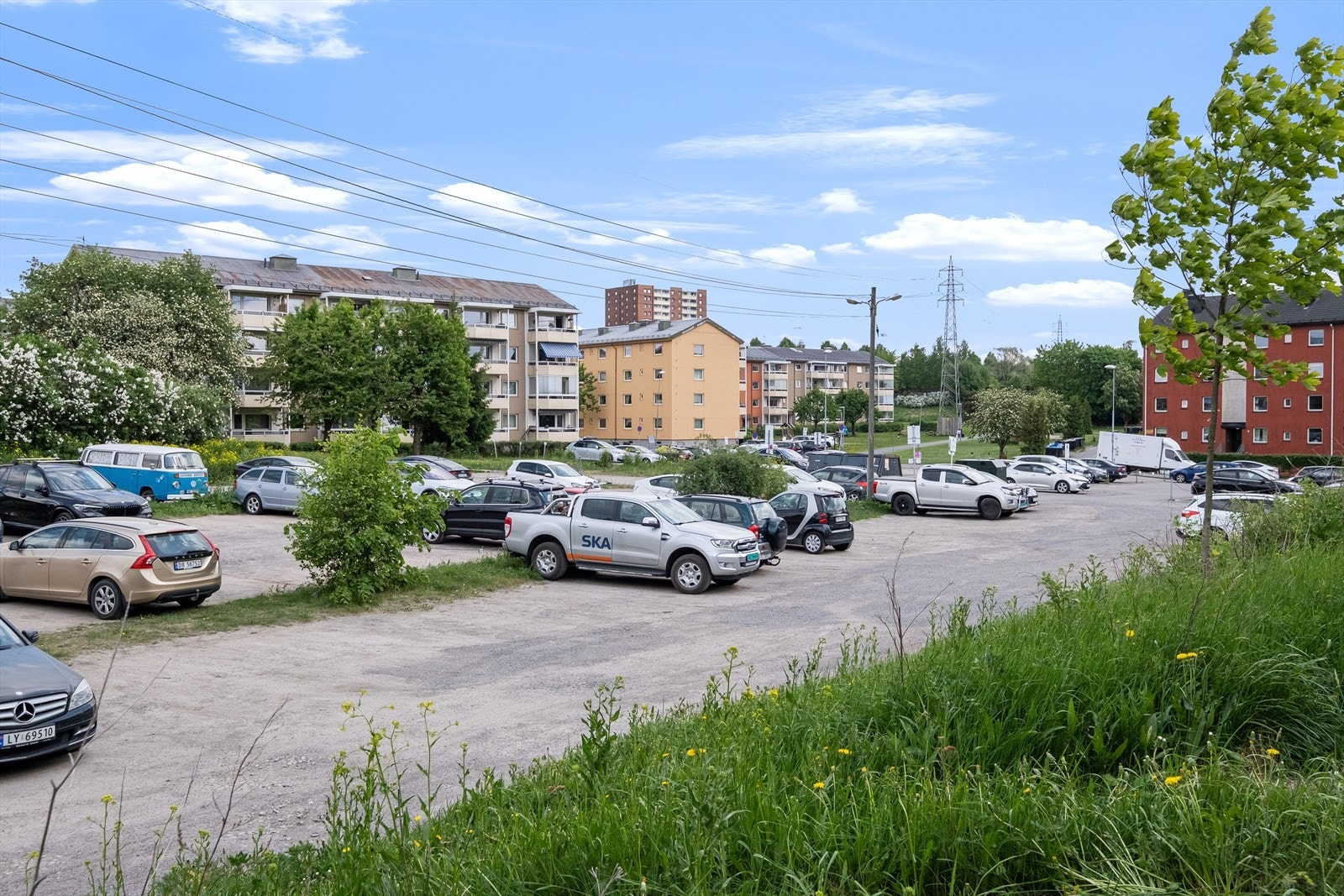 Alle leiligheter får utdelt parkeringsbevis til borettslagets parkeringsplasser ved Ringveien. Det er også mulighet for å leie parkeringsplass/garasjeplass. Leie etter ventelisteprinsippet. Galleribilde