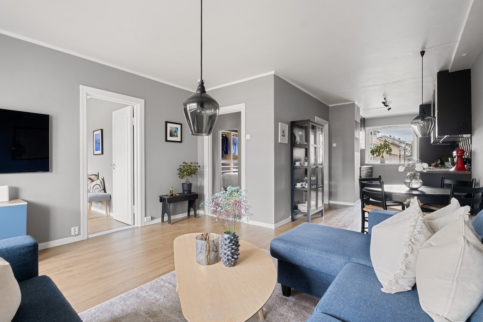 Lys og hyggelig stue med god plass til sofagruppe og spisestue. Galleribilde