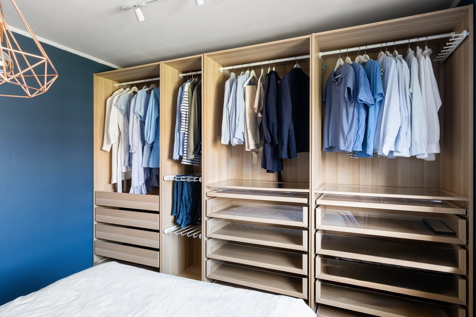 Masse oppbevaringsplass i stor garderobe. Galleribilde