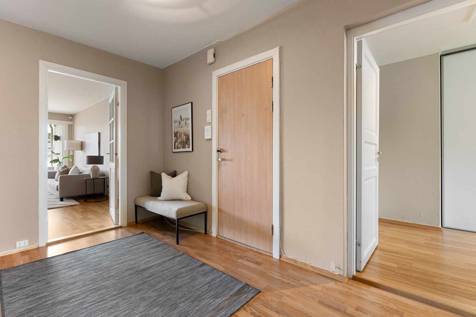 Velkommen inn - En romslig entré med delikate fargevalg på veggene og parkett på gulvet. Galleribilde