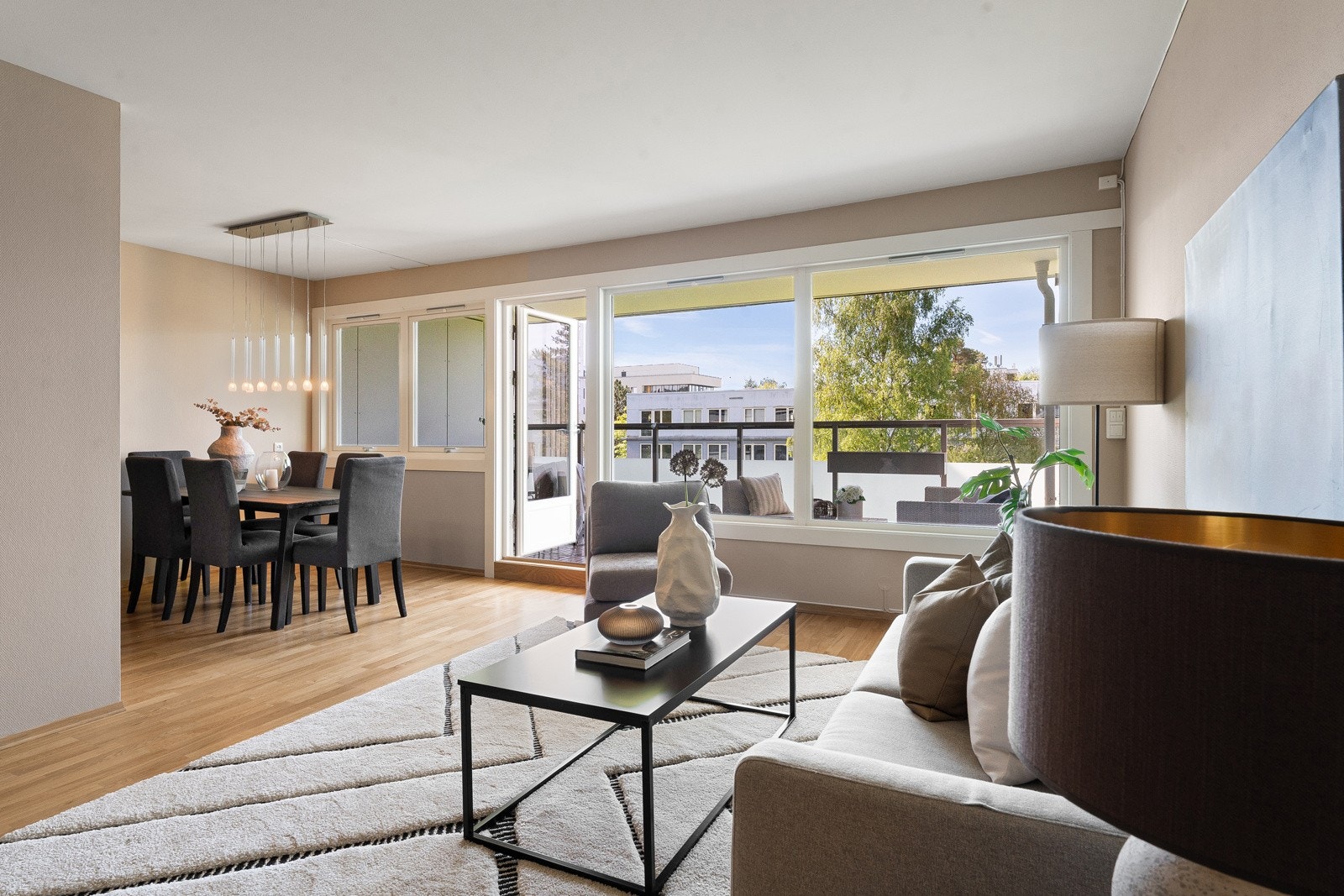 Store vindusflater som slipper inn rikelig med naturlig lys. Galleribilde