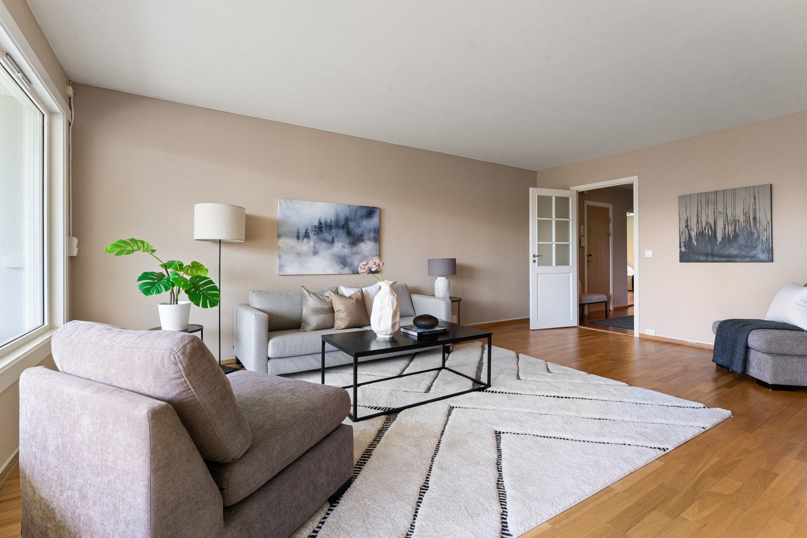 Stor og lekker stue med god plass til sofagruppe, multimedia og tilhørende møblement. Galleribilde