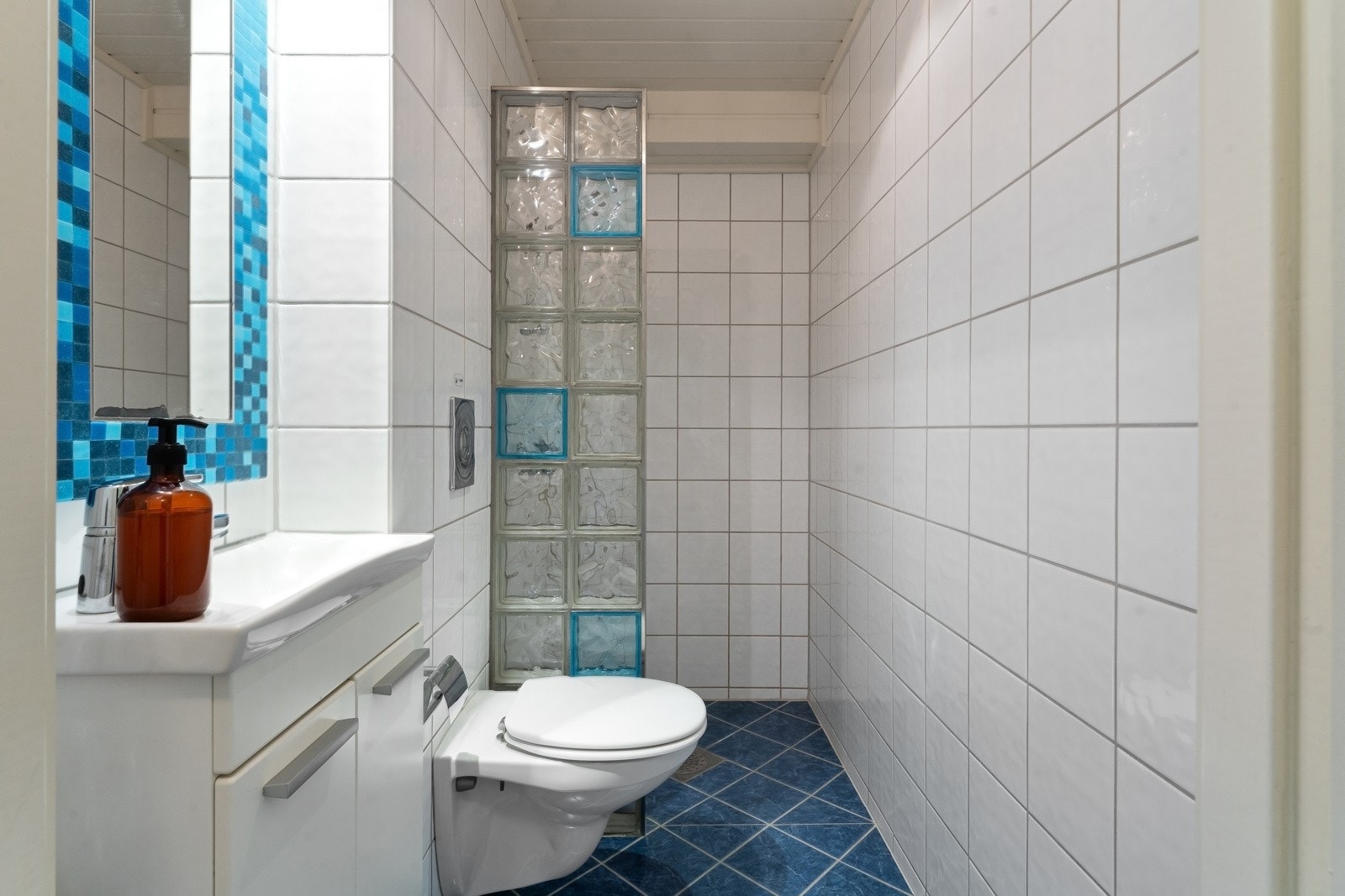 Leilighetens andre bad er innredet med servant, toalett og dusjhjørne. Galleribilde