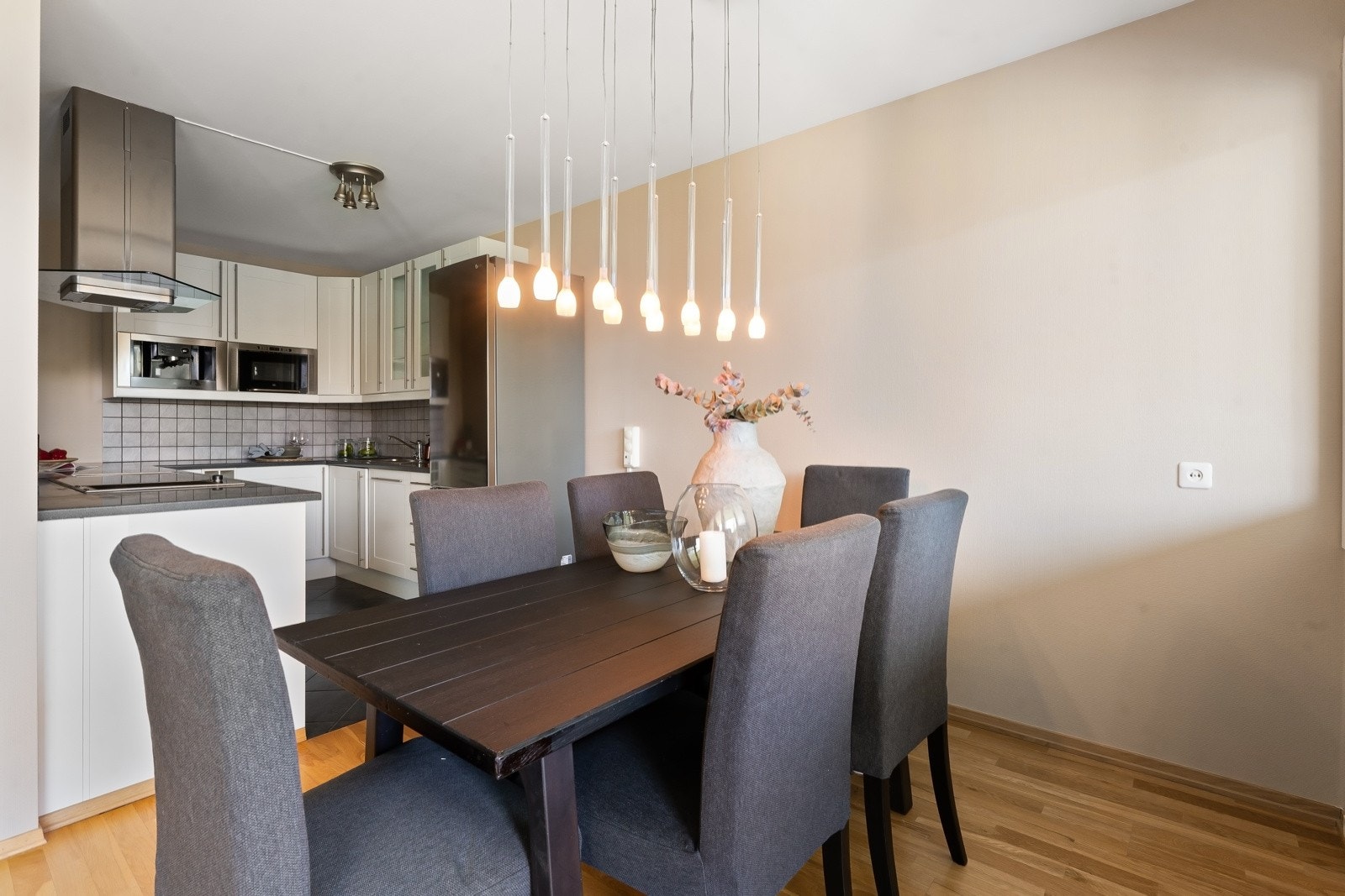 God plass til stort spisebord. Galleribilde