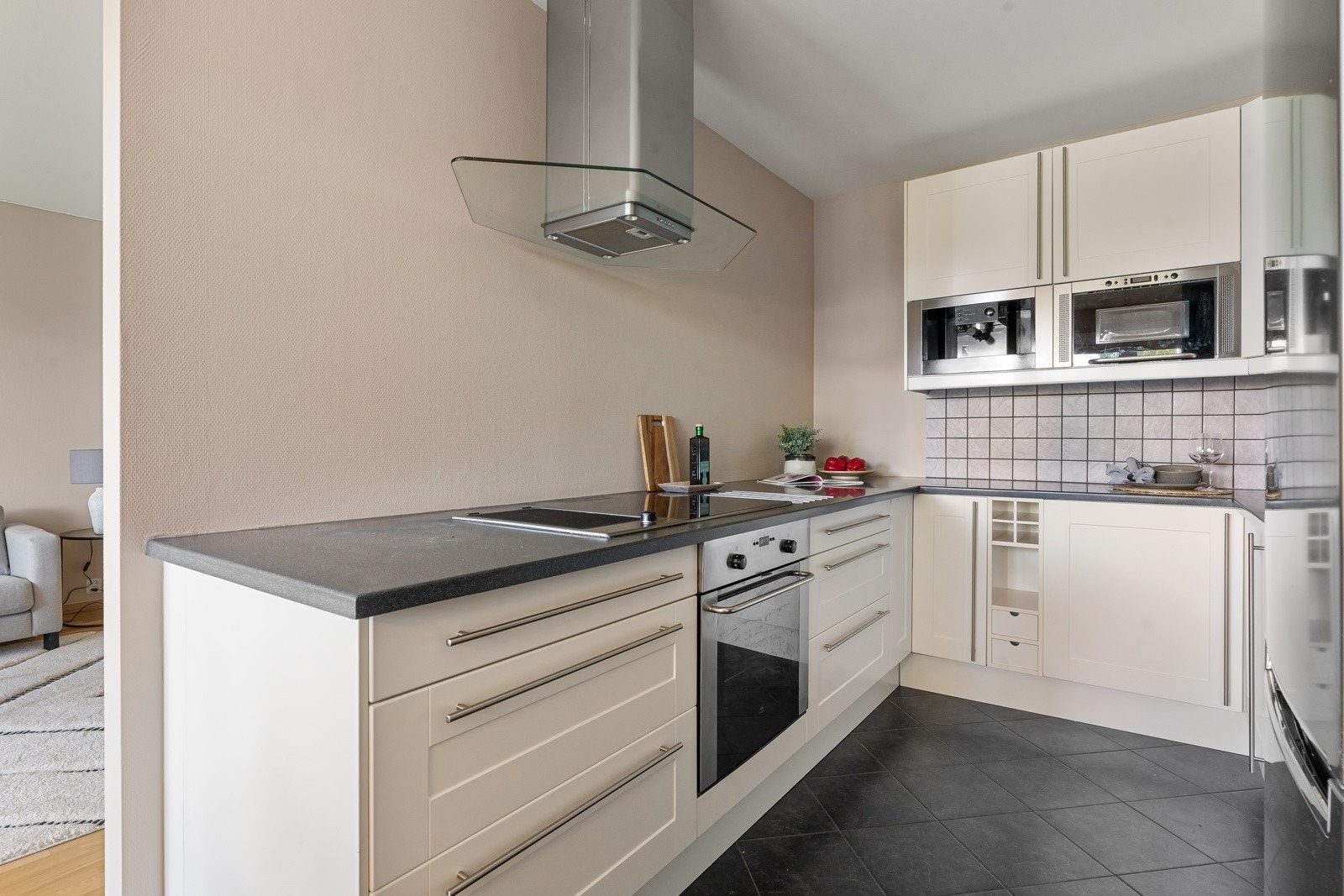 Kjøkkeninnredning fra Ikea med hvite profilerte fronter på skuffer og skap. Galleribilde