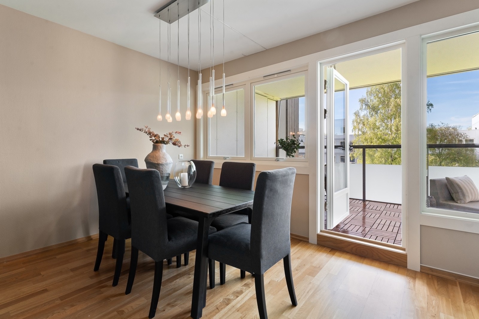 Fra spisestue/kjøkken er det også utgang til en stor sørvestvendt balkong. Galleribilde