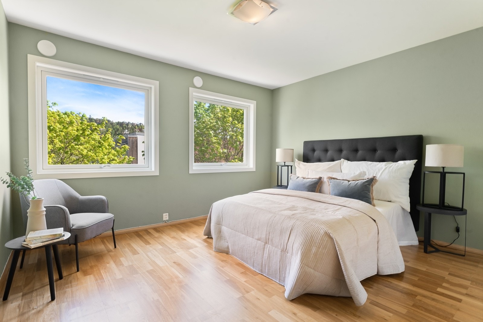 Boligen har et stort hovedsoverom med god plass til dobbeltseng og oppbevaring. Galleribilde