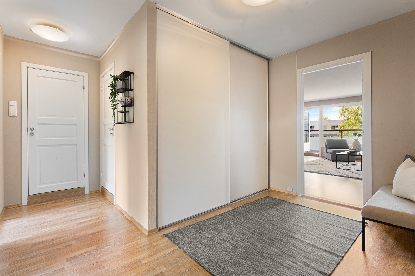 Entreen er innredet med en praktisk skyvedørsgarderobe. Galleribilde