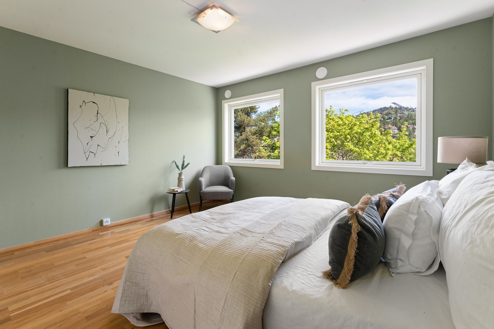 Store vindusflater som slipper inn rikelig med naturlig lys med utsikt mot Holmenkollen. Galleribilde