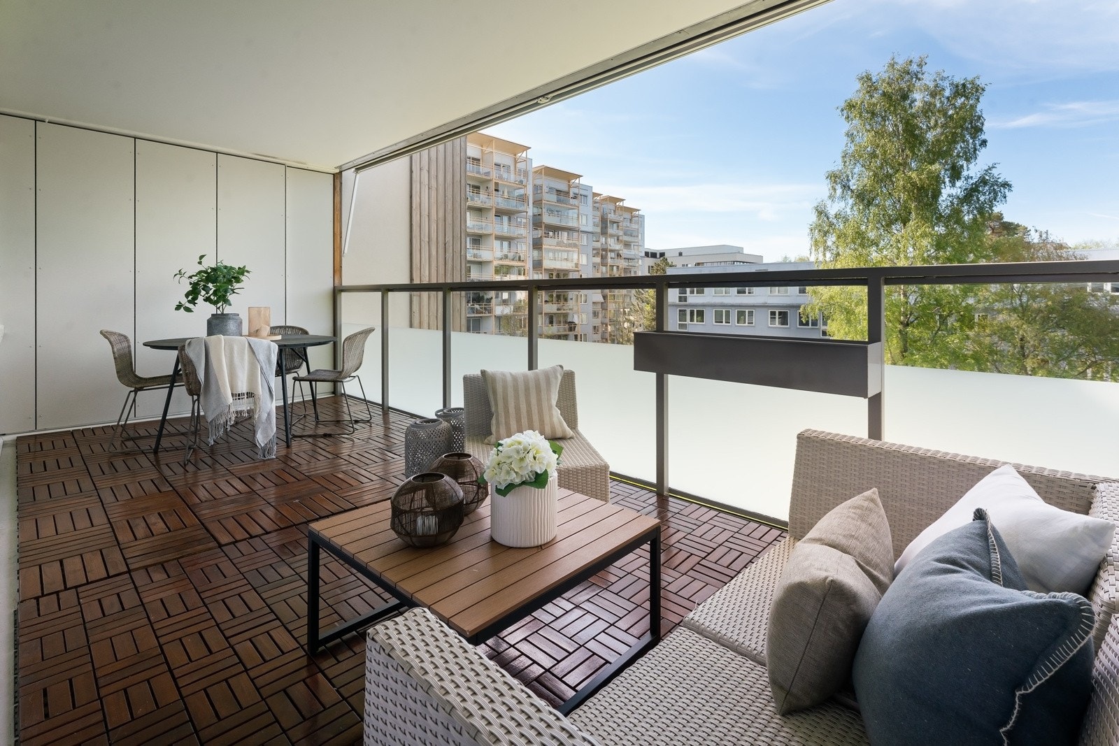 Balkongen er overbygget noe som gjør det lunt og skjermet. Galleribilde