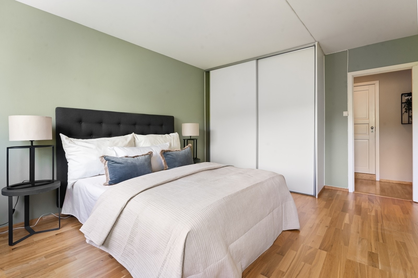 Hovedsoverommet er innredet med et stort garderobeskap hvor det er rikelig med oppbevaringsplass. Galleribilde