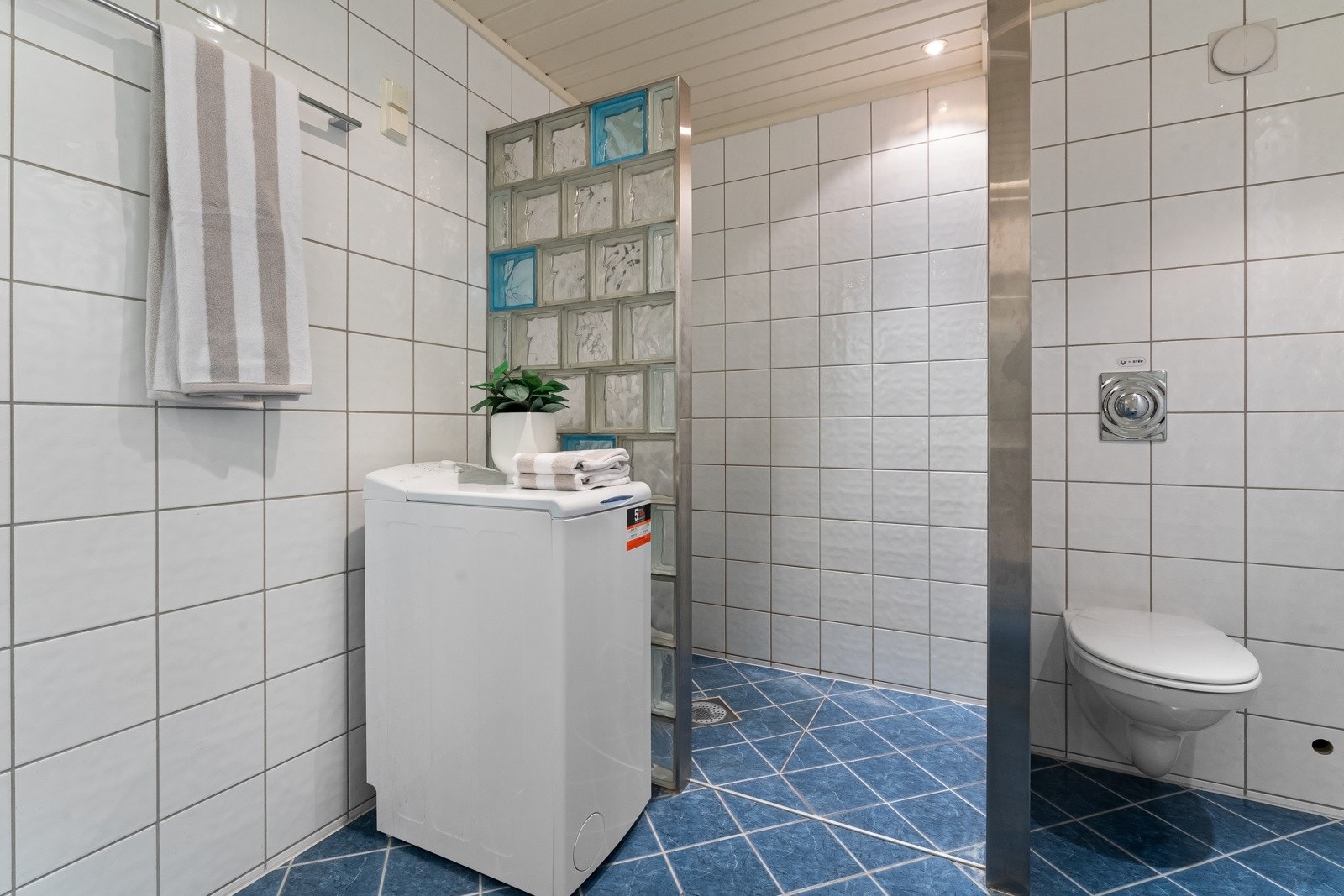 Badet har opplegg for vaskemaskin. Galleribilde