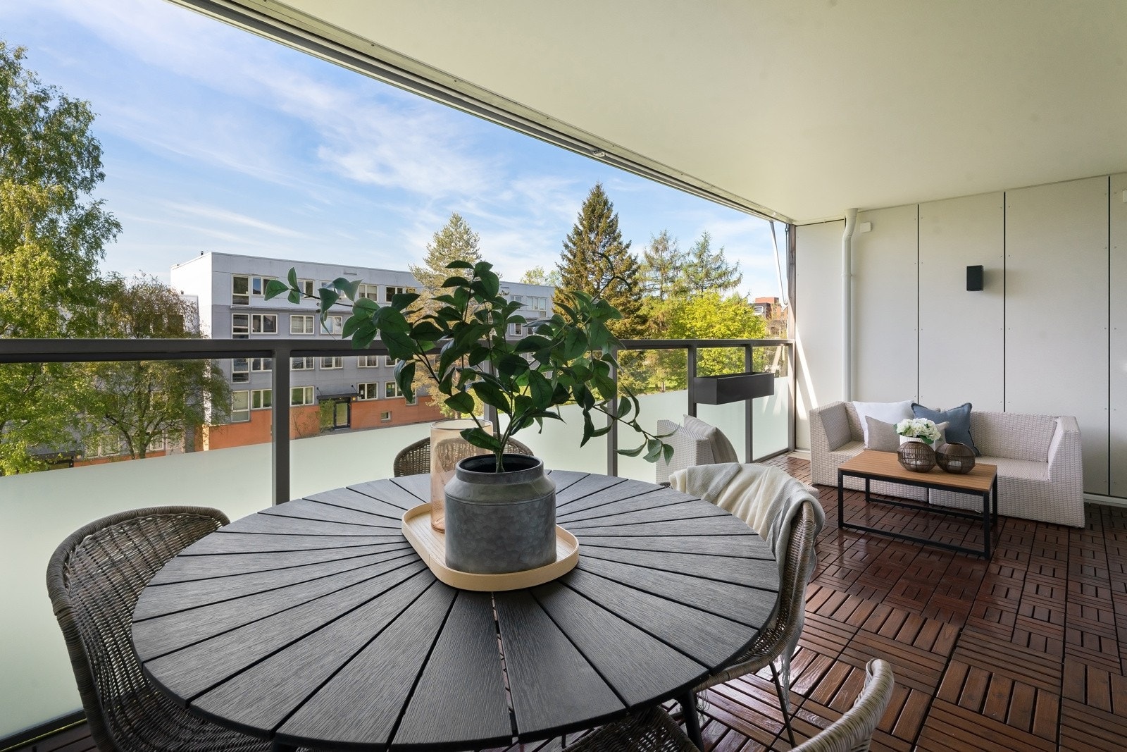 Balkongen har flott utsikt utover og god plass til utemøbler fordelt på flere soner. Galleribilde