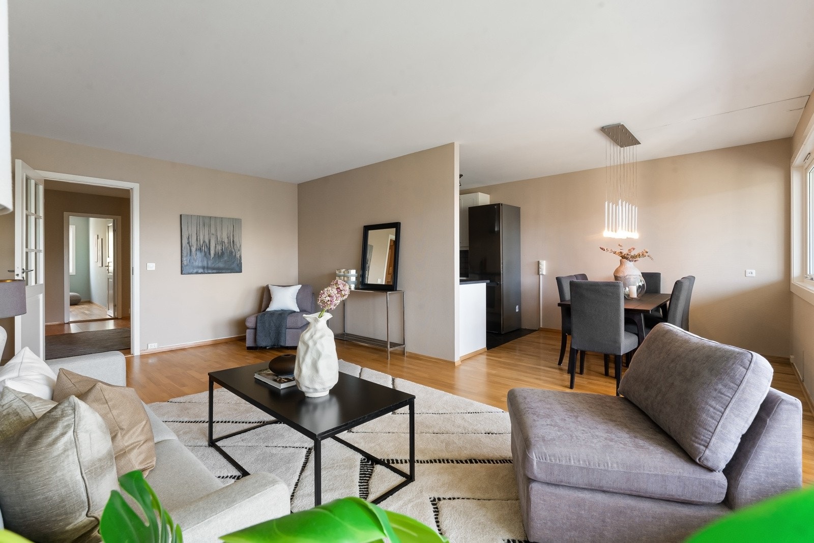 Spisestuen er plassert mellom kjøkkenet og stuen, som skaper et sosialt rom for enhver anledning. Galleribilde