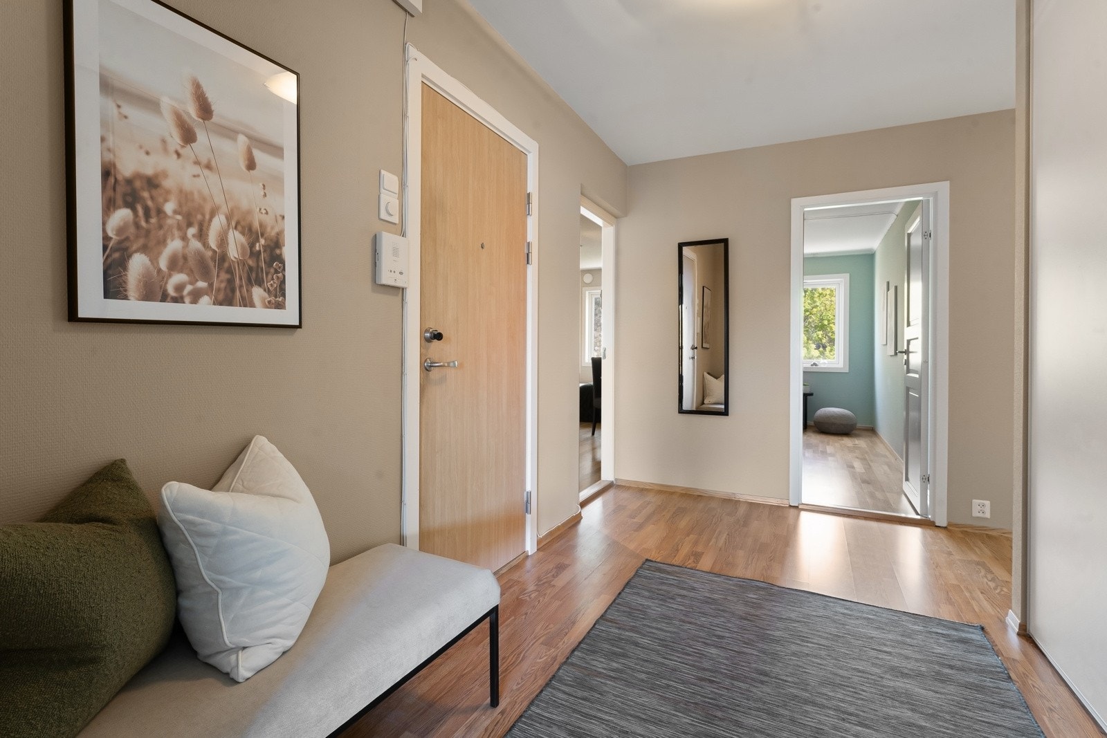 God med plass til sittebenk, kommode m.m Galleribilde