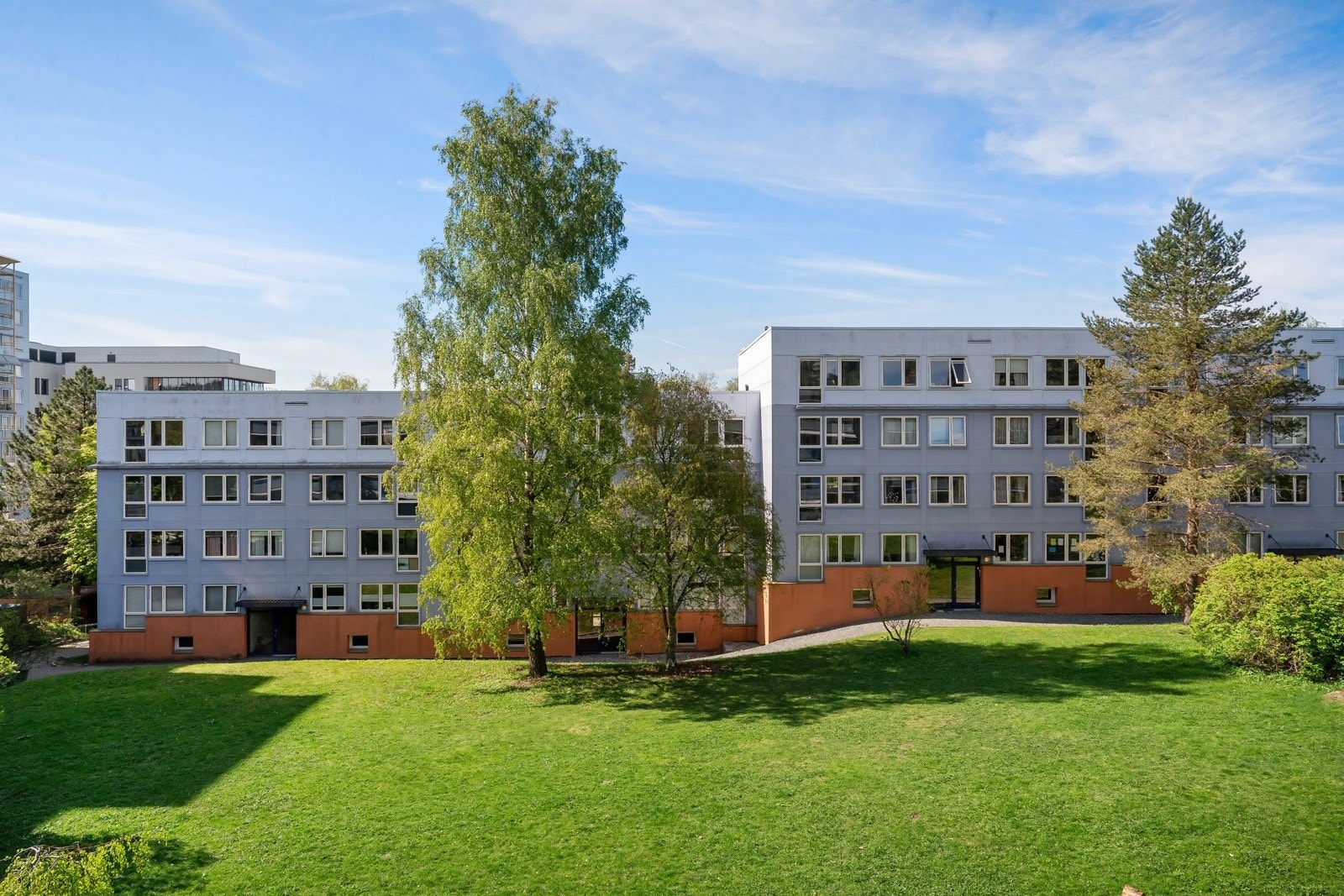 Området har også kort vei til lekeplass, fotballbane, skøytebane, alpinanlegg, Hovseterhallen og tennisanlegg. Galleribilde