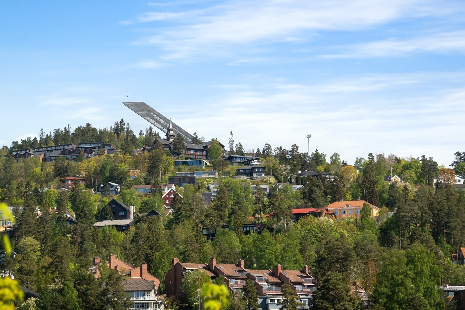 Litt høyere opp i åsen ligger Holmenkollen riksanlegg med hopp, langrenn, skiskyting og rulleski. Tryvann skisenter og klatrepark ligger også i nærheten, og har blitt betydelig oppgradert de senere år. Galleribilde
